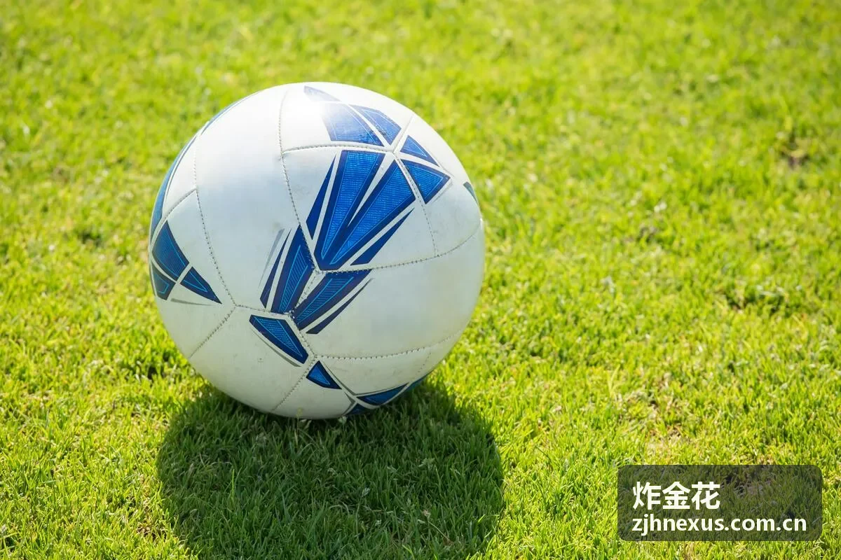 炸金花朋友聚会中的轻松交流场景